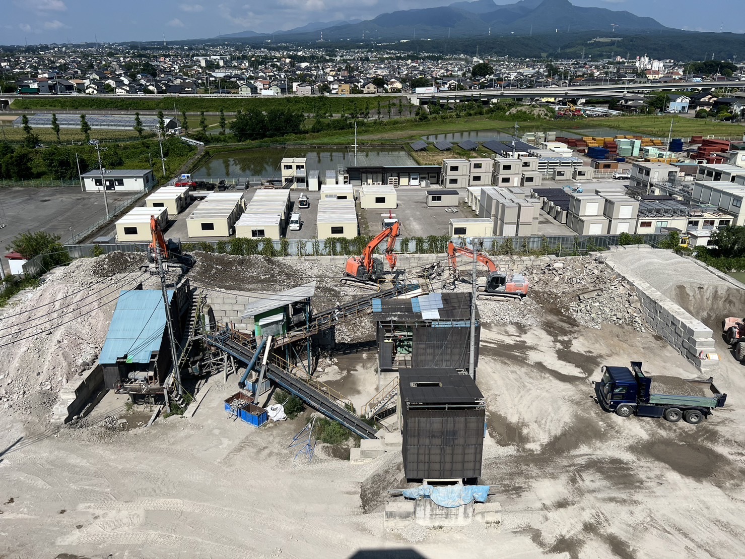 単管パイプと金具の引抜荷重の試験台製作の為にハウスの解体作業